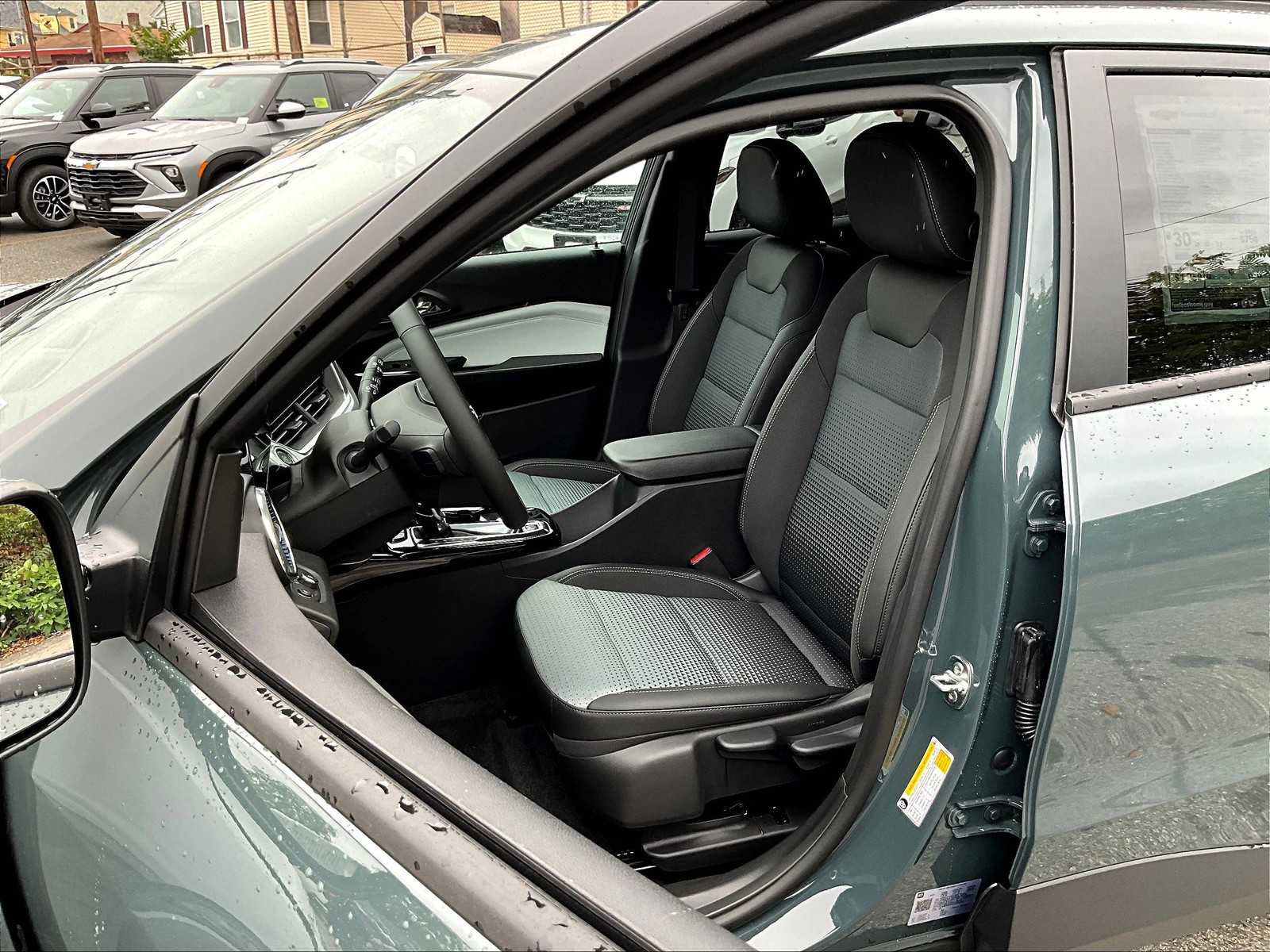 2025 Chevrolet Trax LT - Photo 11