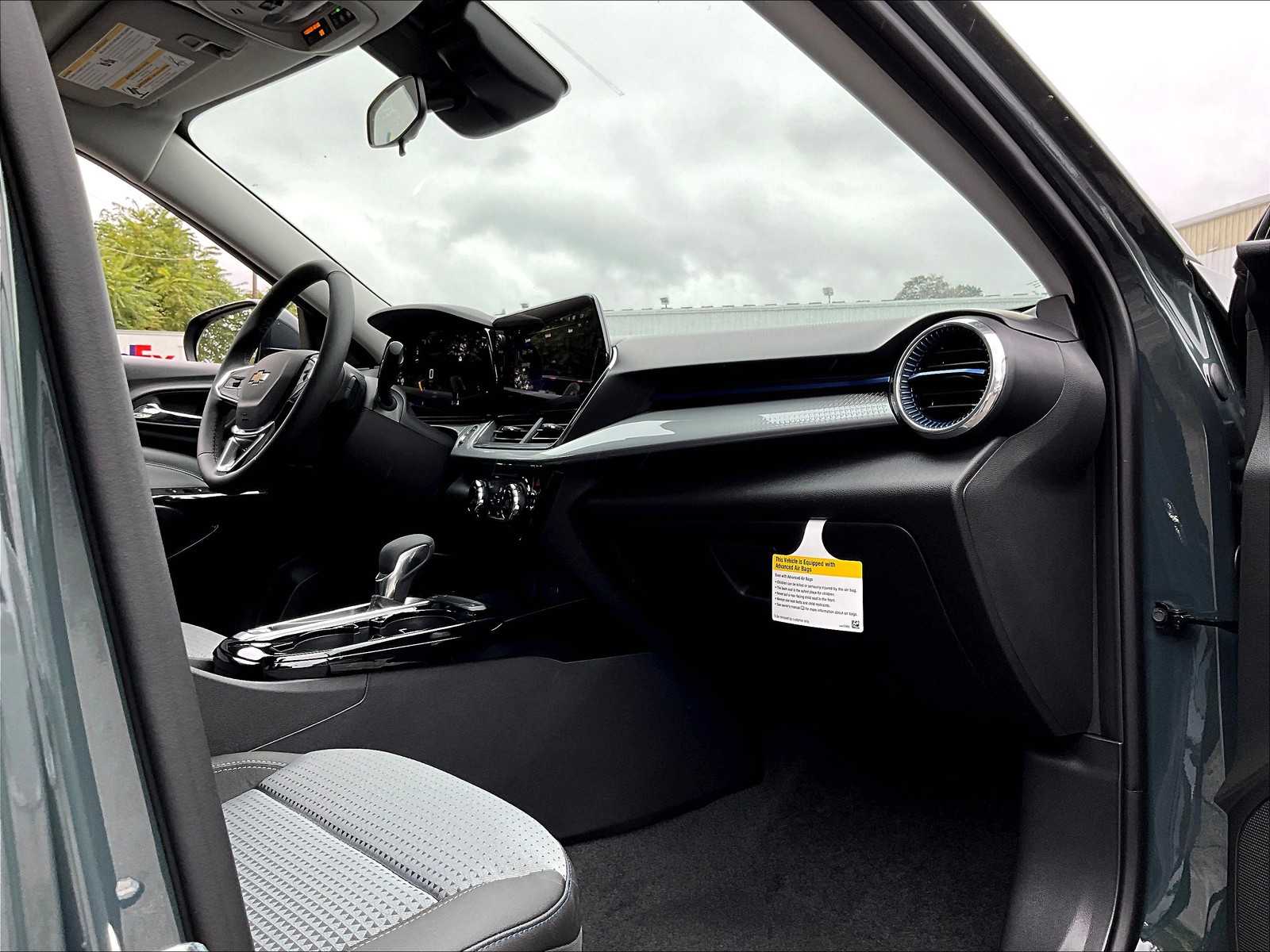 2025 Chevrolet Trax LT - Photo 10