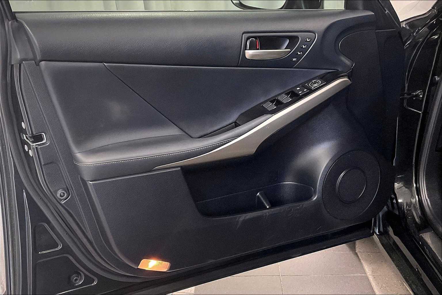 2019 Lexus IS  - Photo 9