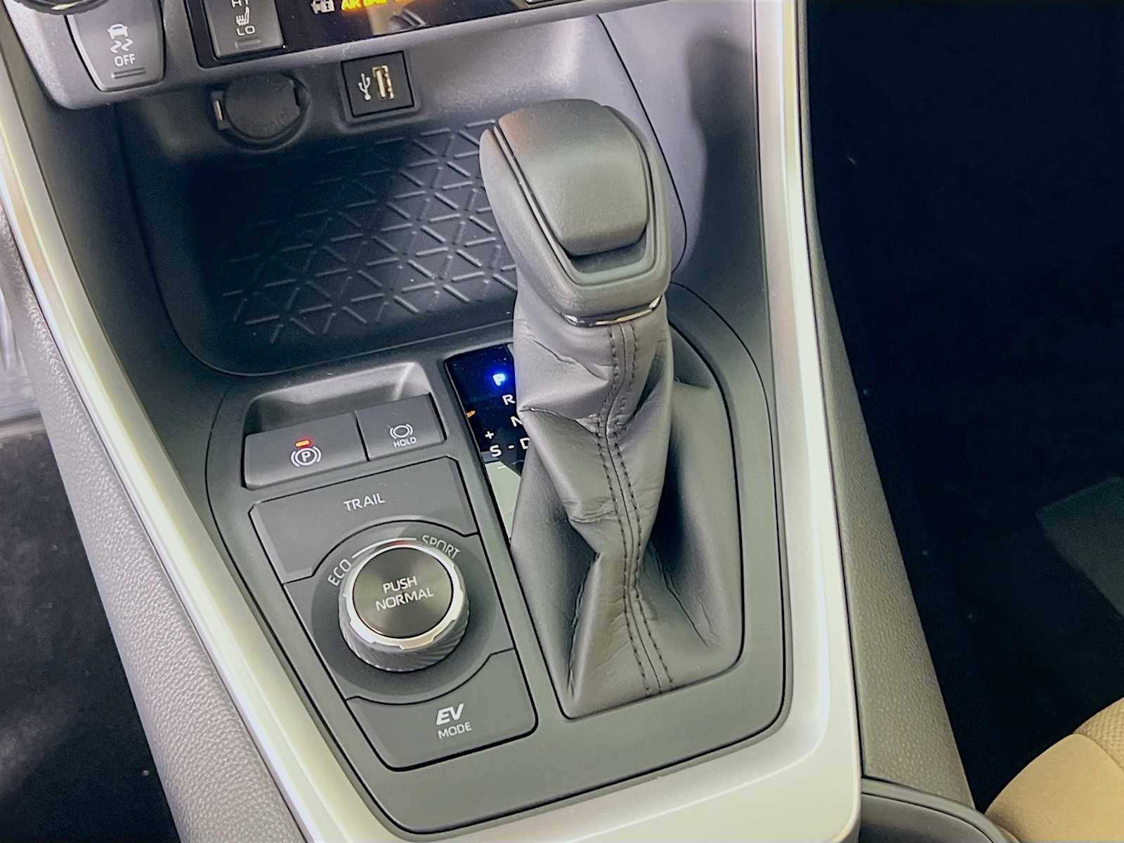 2025 Toyota RAV4 Hybrid XLE - Photo 11