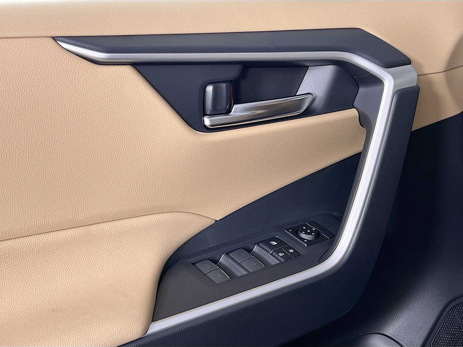 2025 Toyota RAV4 Hybrid XLE - Photo 16