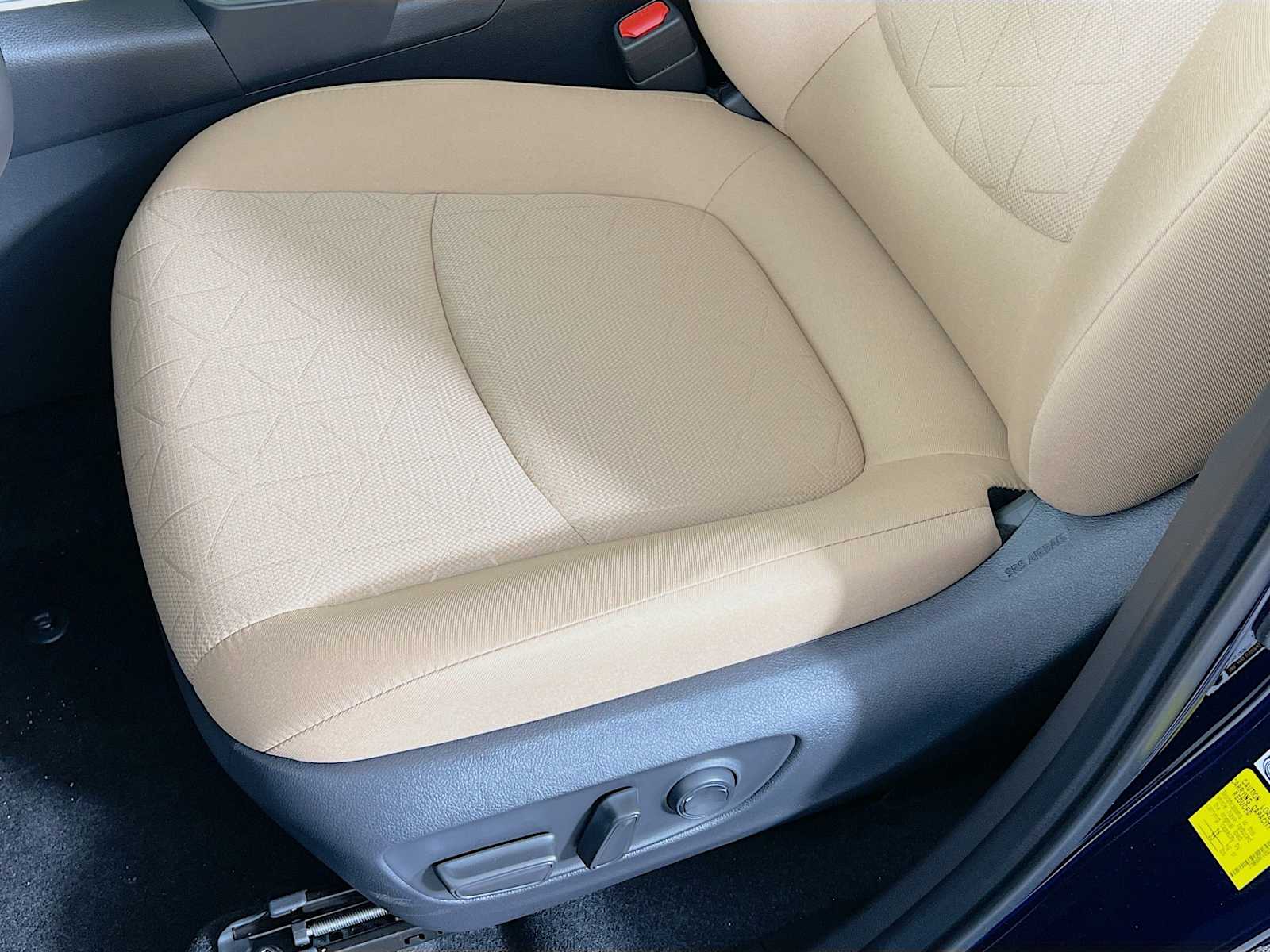 2025 Toyota RAV4 Hybrid XLE - Photo 17