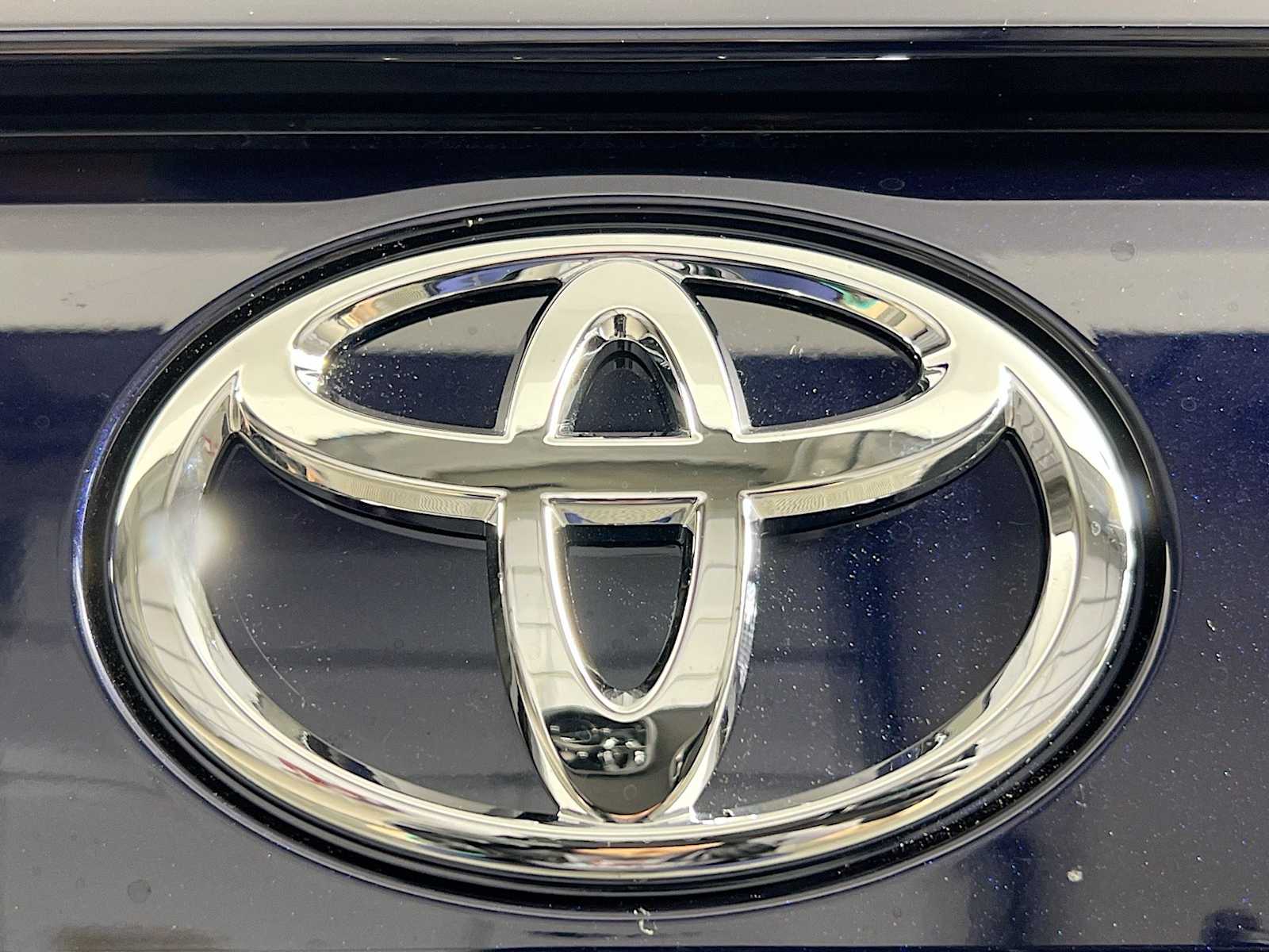 2025 Toyota RAV4 Hybrid XLE - Photo 18