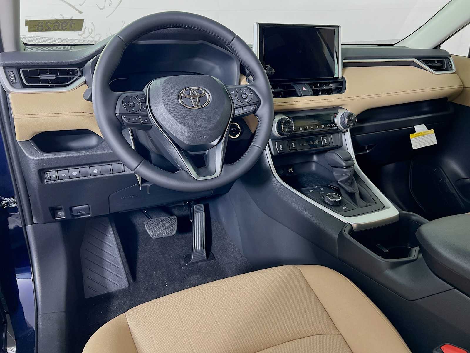2025 Toyota RAV4 Hybrid XLE - Photo 6