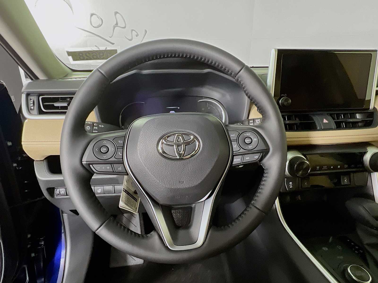 2025 Toyota RAV4 Hybrid XLE - Photo 7