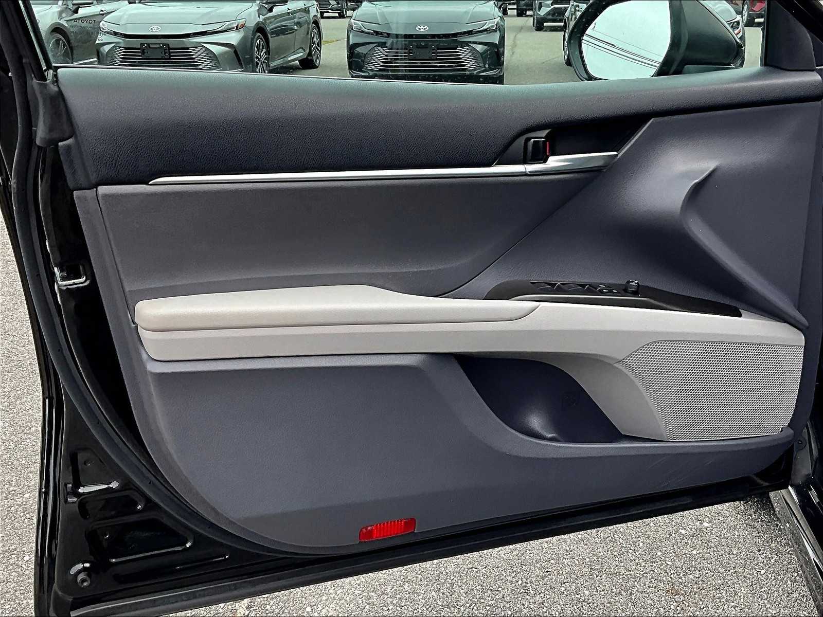 2023 Toyota Camry Hybrid SE - Photo 9
