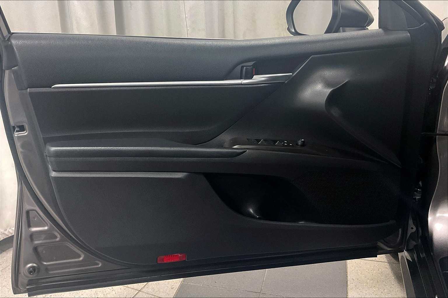 2021 Toyota Camry LE - Photo 9