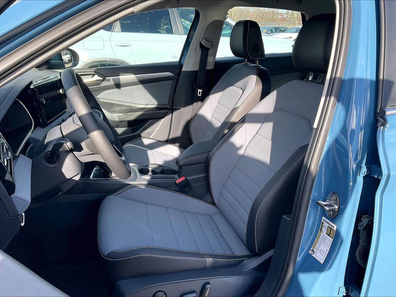 2025 Volkswagen Jetta SE - Photo 11