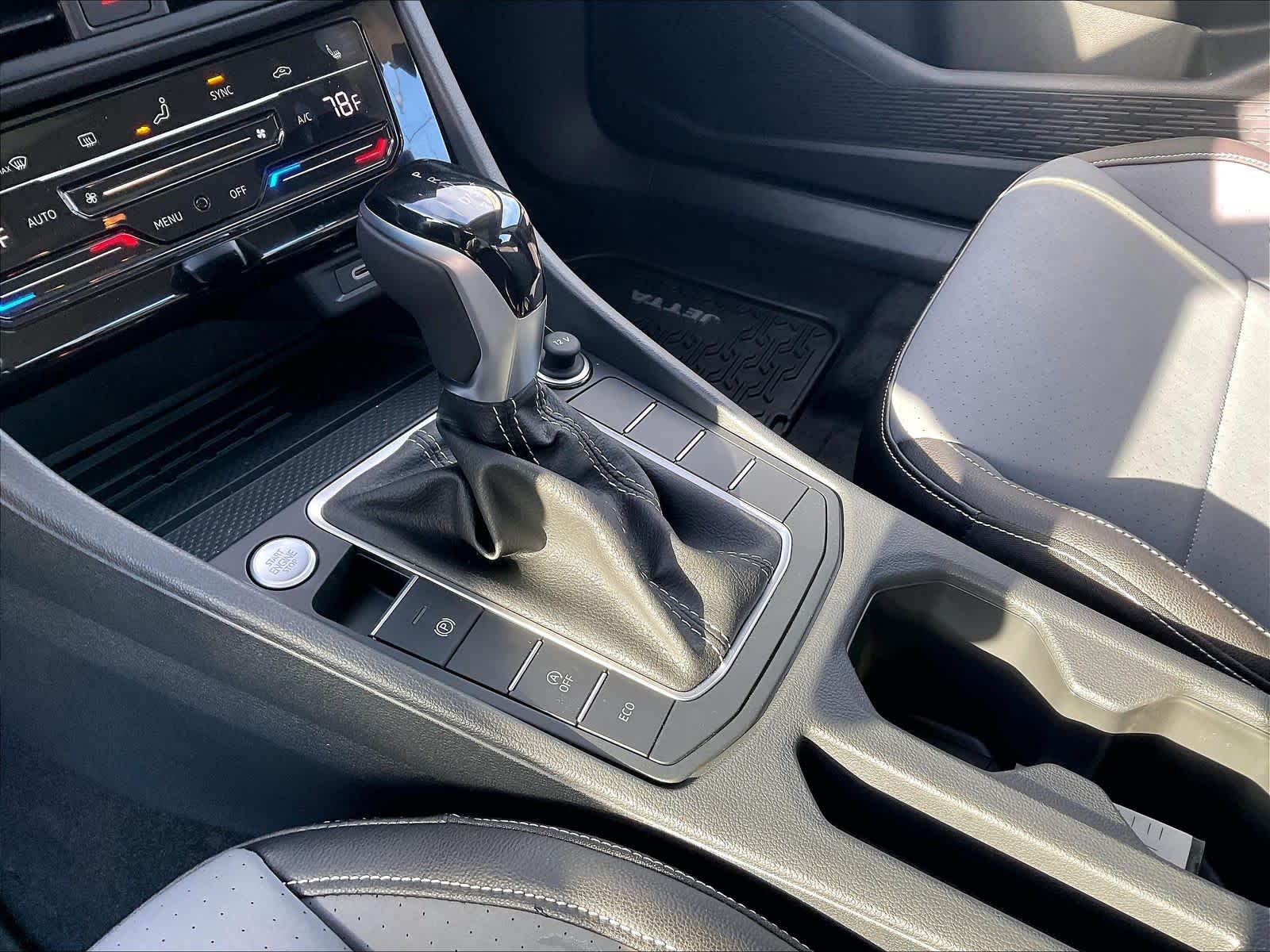 2025 Volkswagen Jetta SE - Photo 14