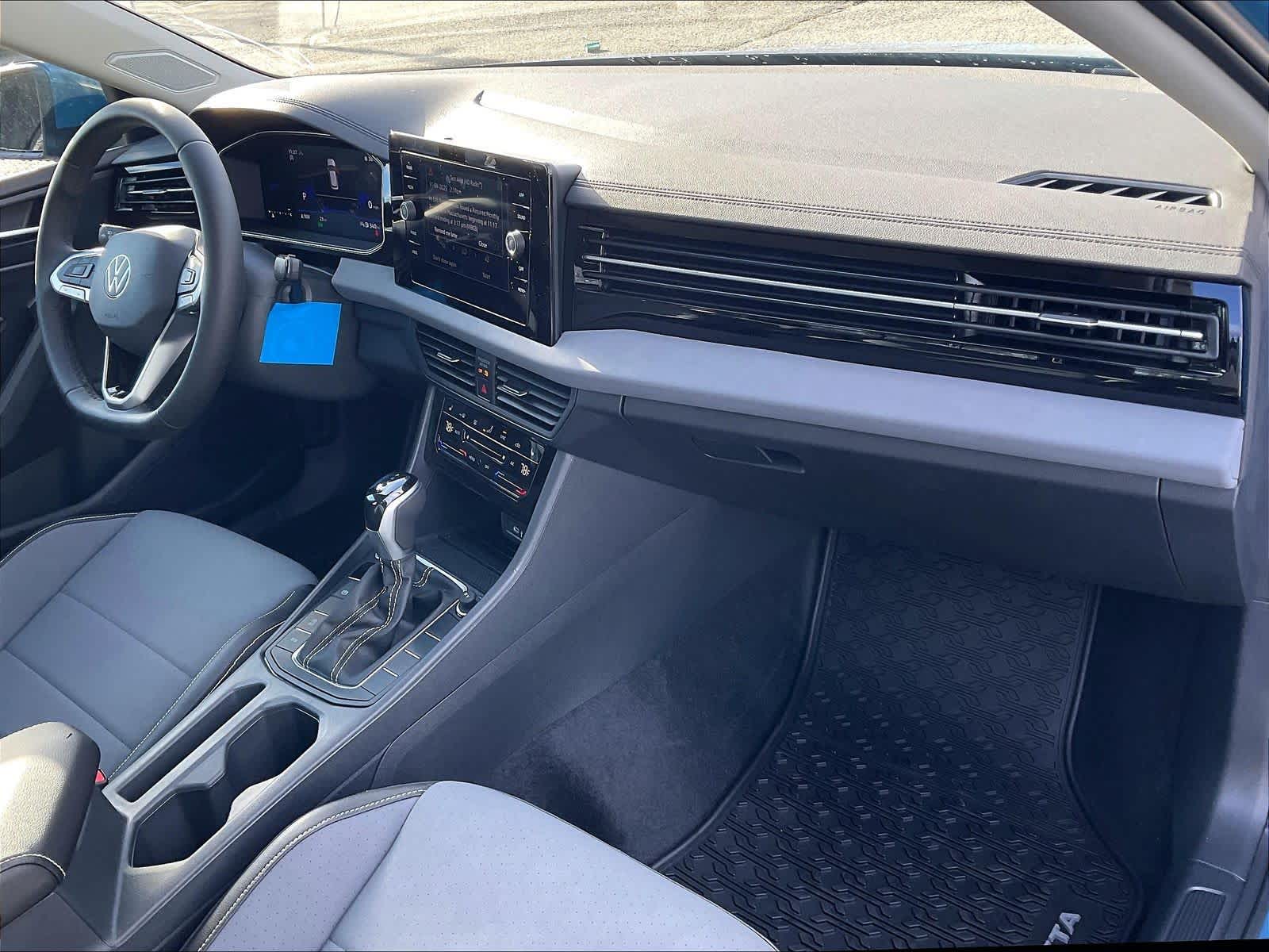 2025 Volkswagen Jetta SE - Photo 10