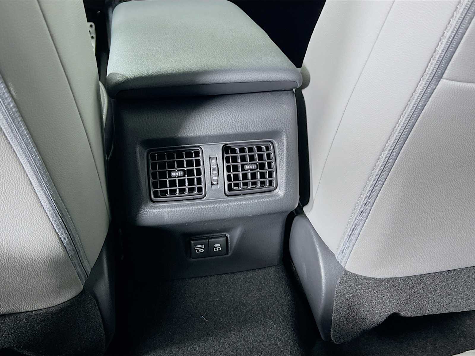 2025 Toyota Camry SE - Photo 14