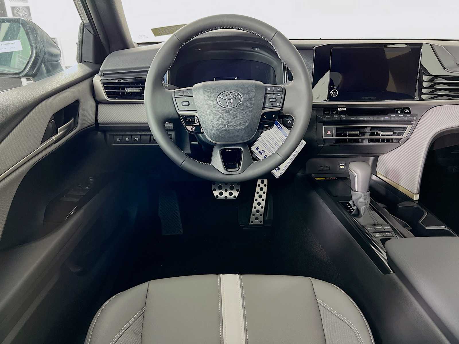 2025 Toyota Camry SE - Photo 15