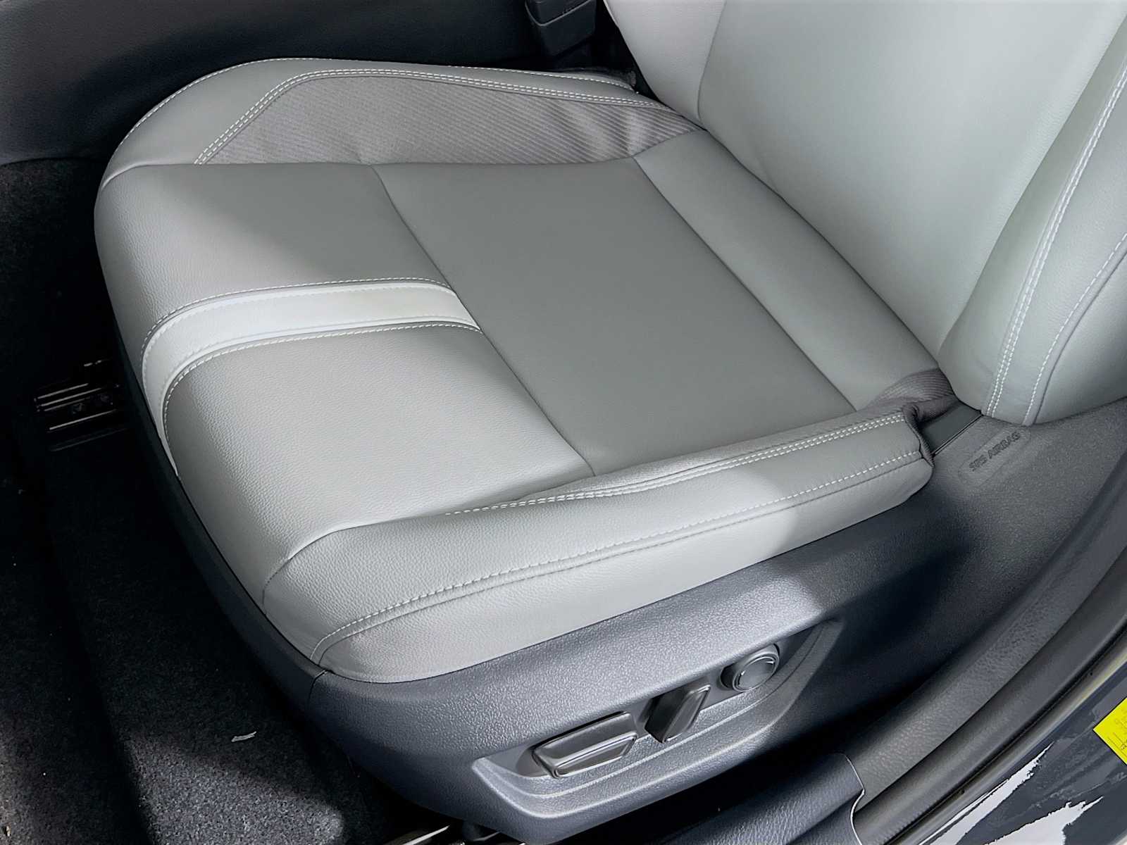 2025 Toyota Camry SE - Photo 17