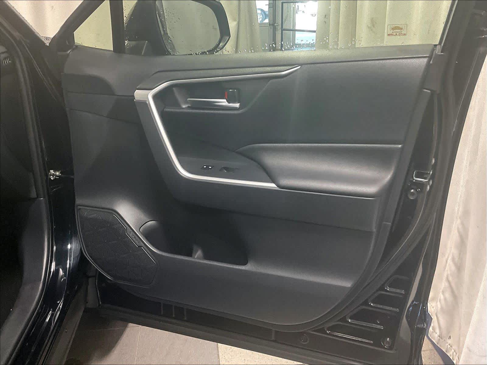 2019 Toyota RAV4 Hybrid XLE - Photo 12