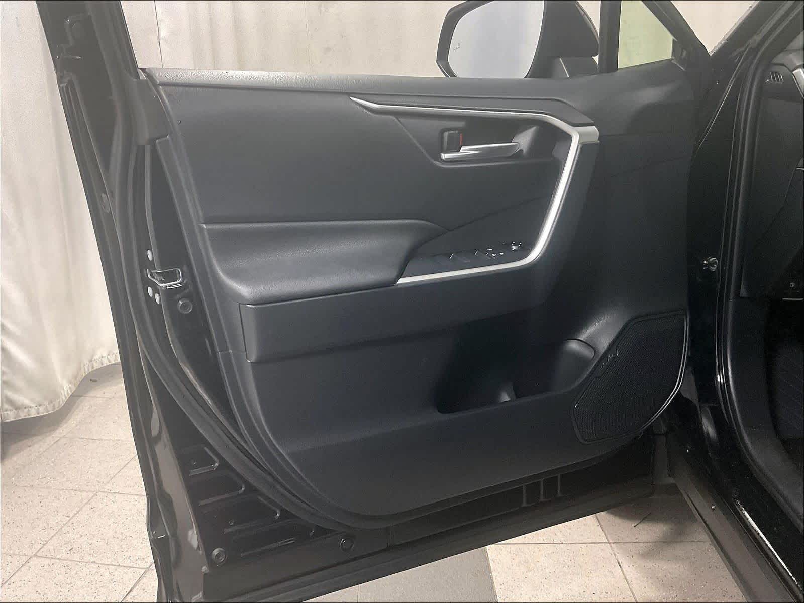 2019 Toyota RAV4 Hybrid XLE - Photo 9