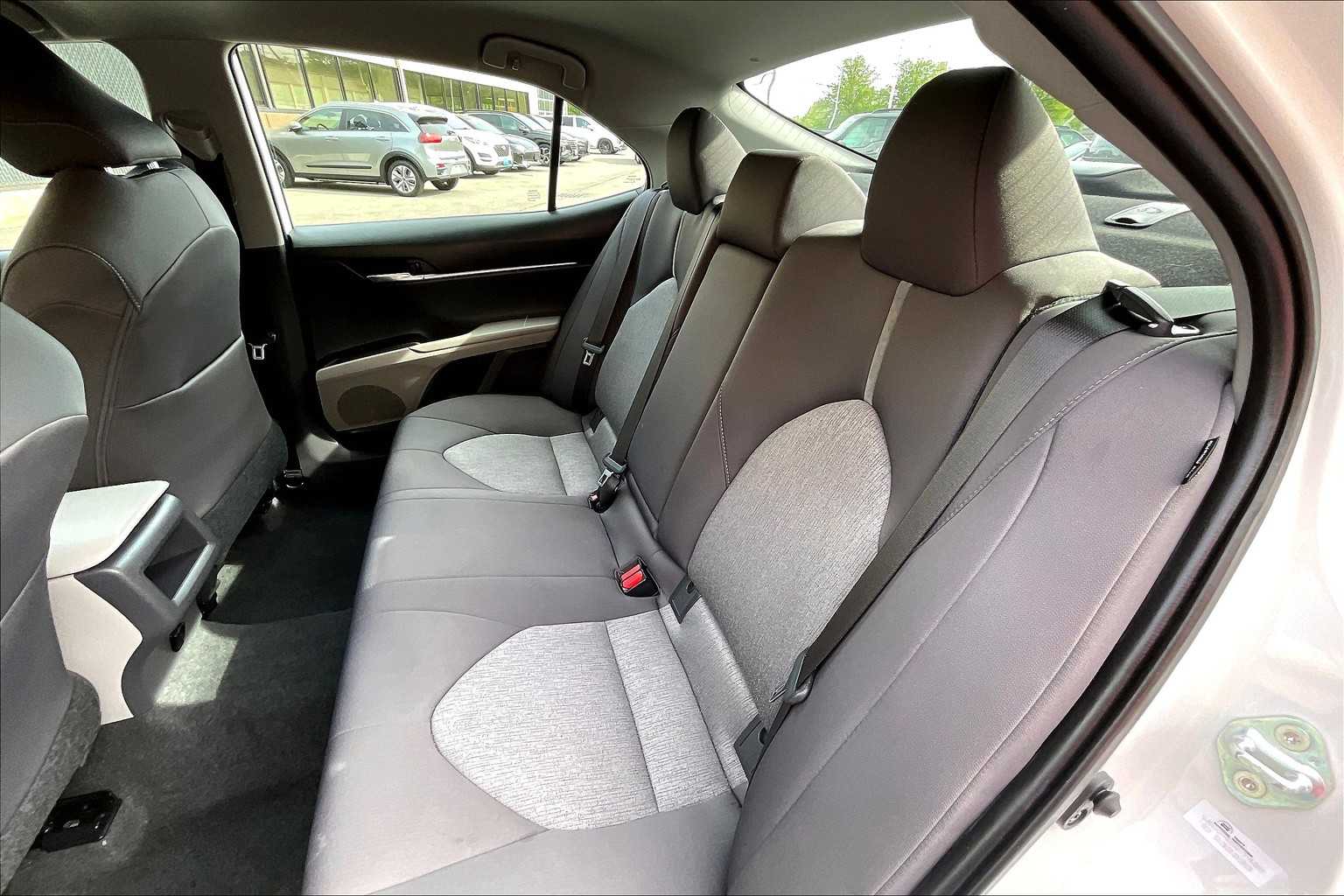 2021 Toyota Camry LE - Photo 15