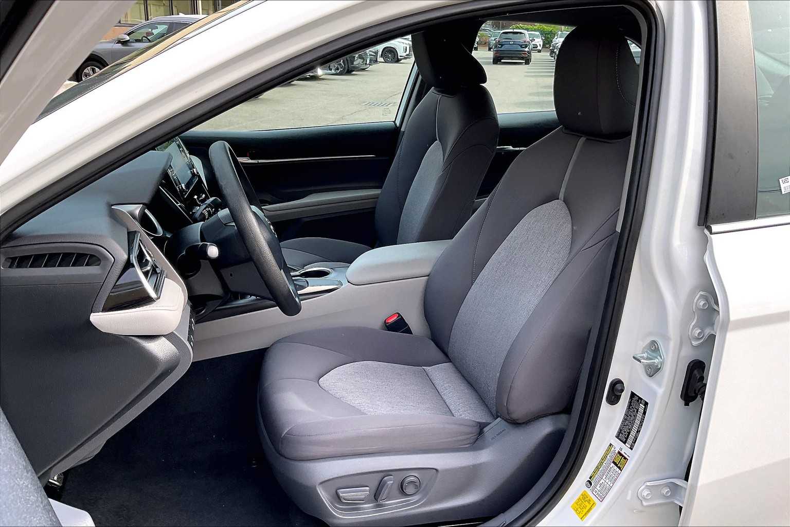 2021 Toyota Camry LE - Photo 10
