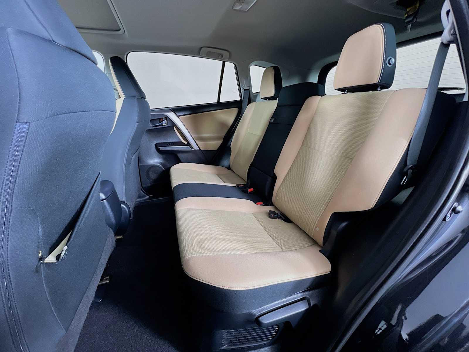 2016 Toyota RAV4 Hybrid XLE - Photo 25