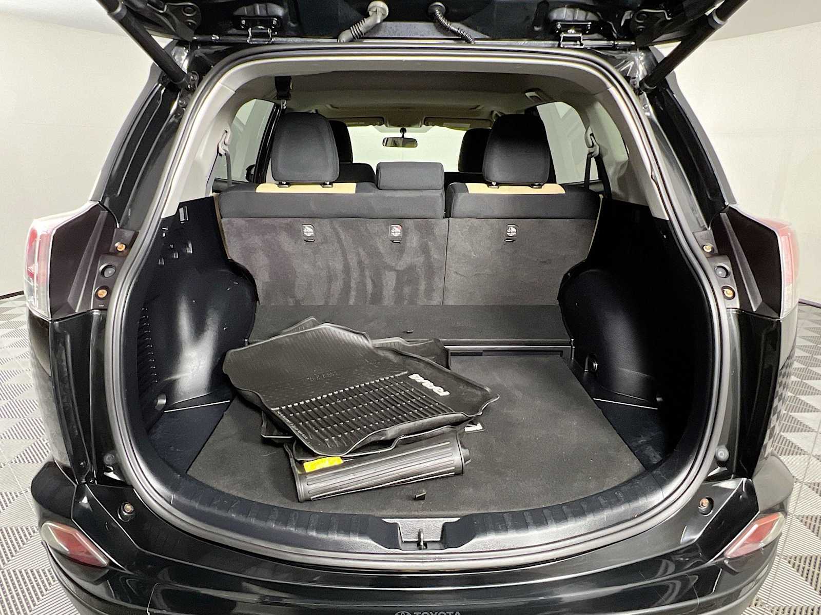 2016 Toyota RAV4 Hybrid XLE - Photo 26