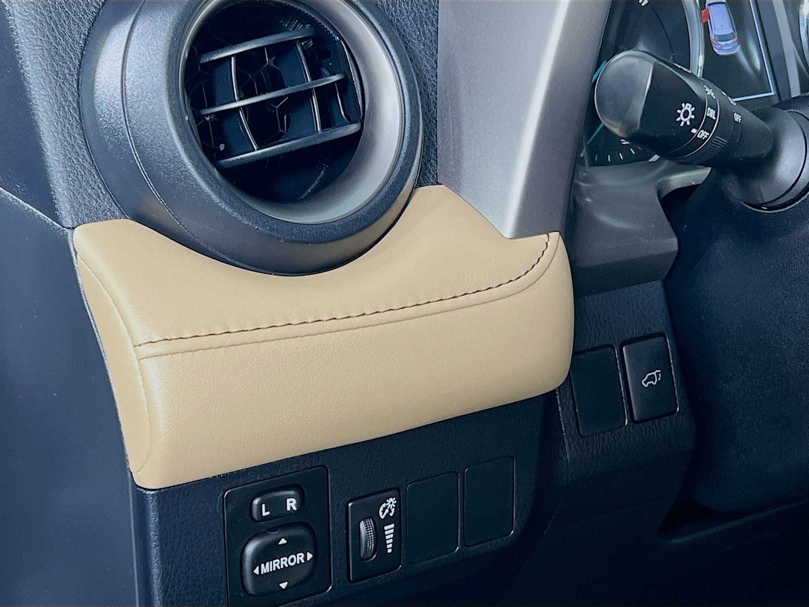 2016 Toyota RAV4 Hybrid XLE - Photo 10
