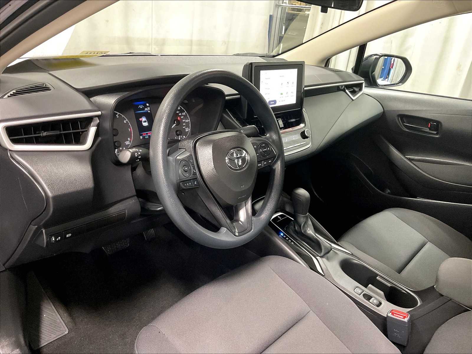 2025 Toyota Corolla LE - Photo 8