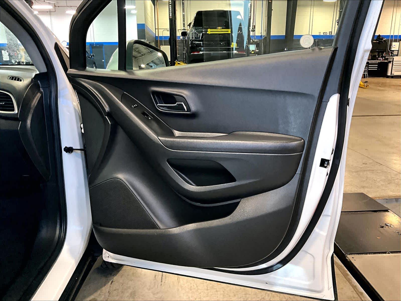 2021 Chevrolet Trax LS - Photo 12