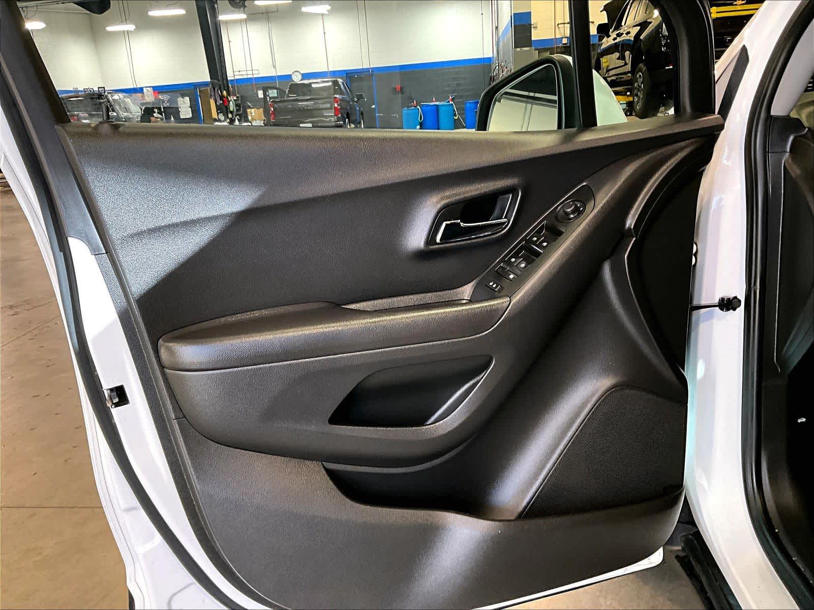 2021 Chevrolet Trax LS - Photo 9