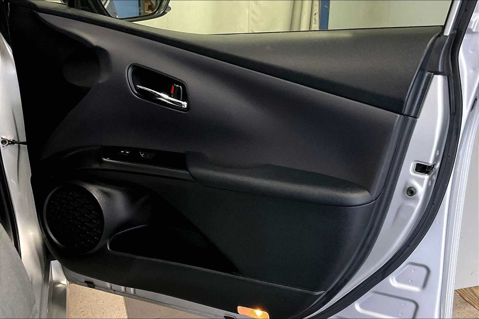2022 Toyota Prius LE - Photo 12
