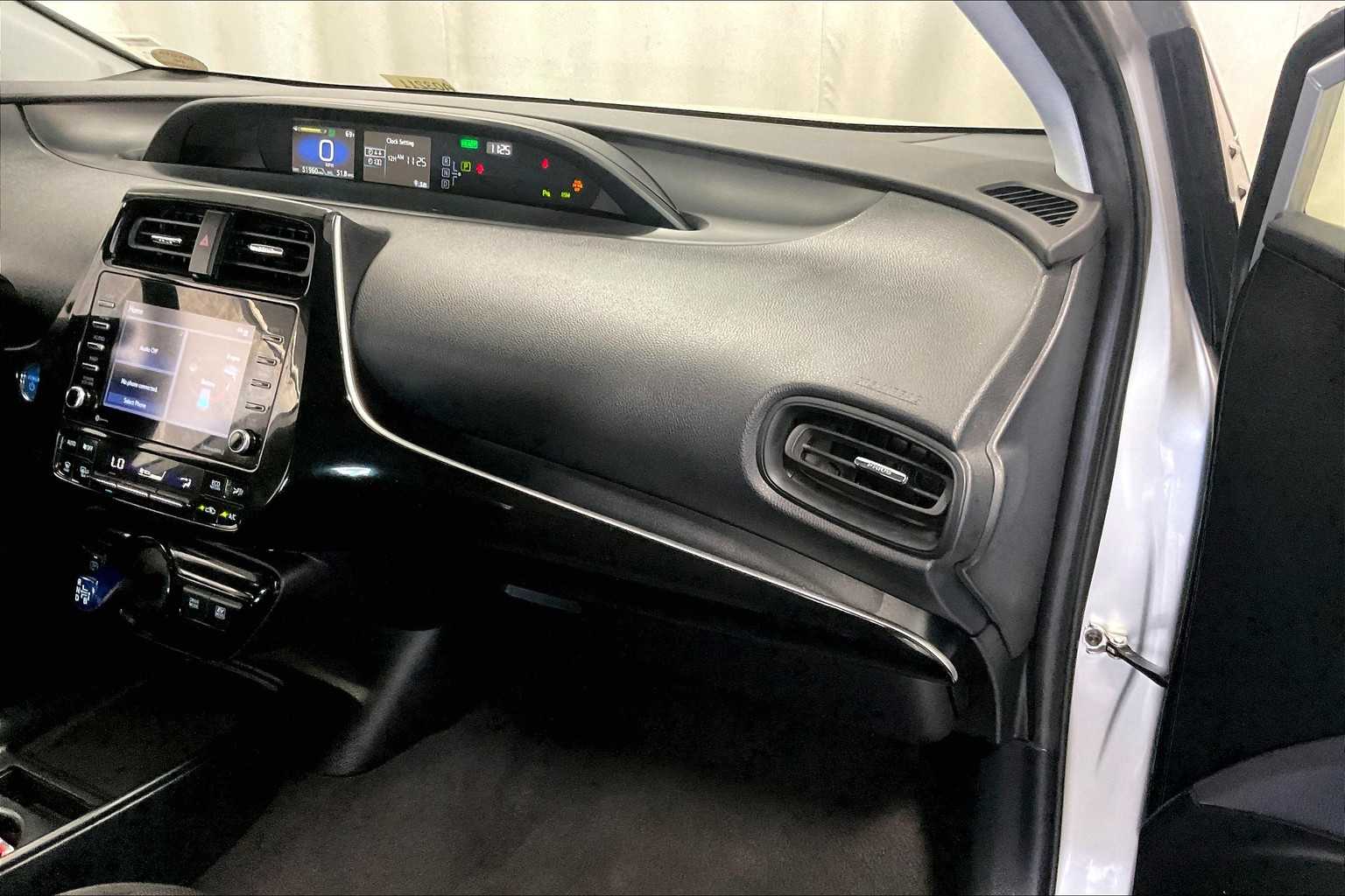 2022 Toyota Prius LE - Photo 13