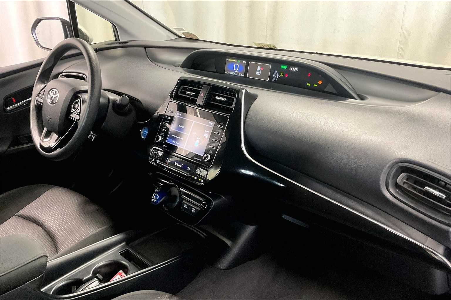 2022 Toyota Prius LE - Photo 14