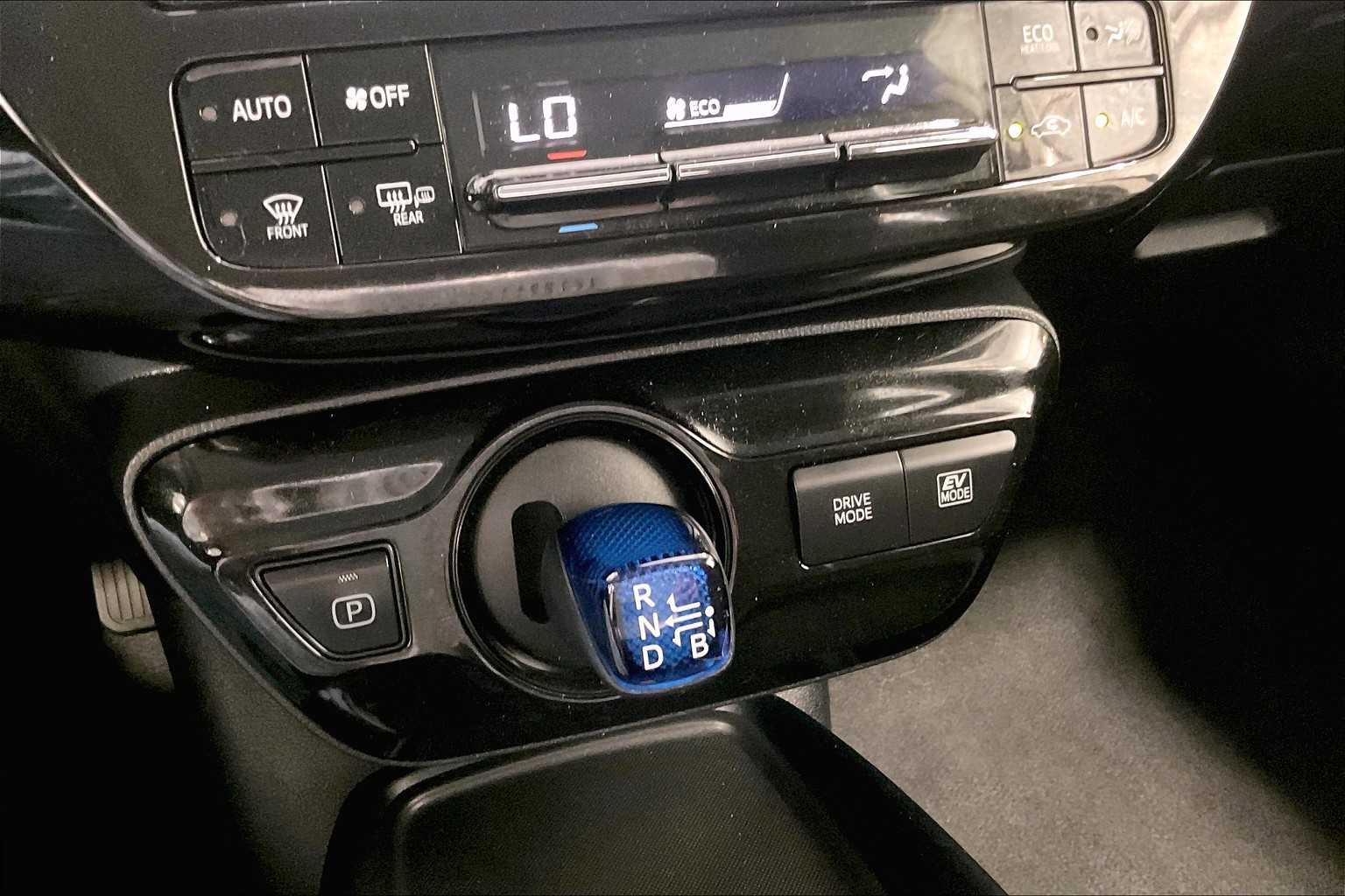 2022 Toyota Prius LE - Photo 25
