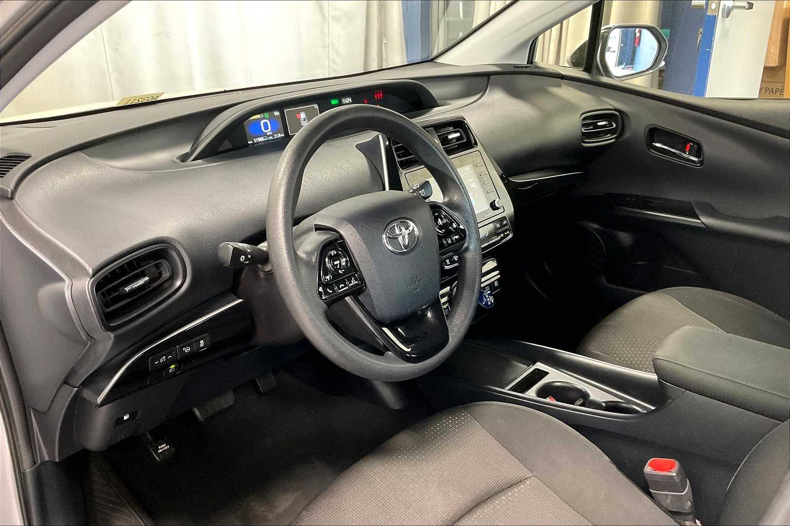 2022 Toyota Prius LE - Photo 8