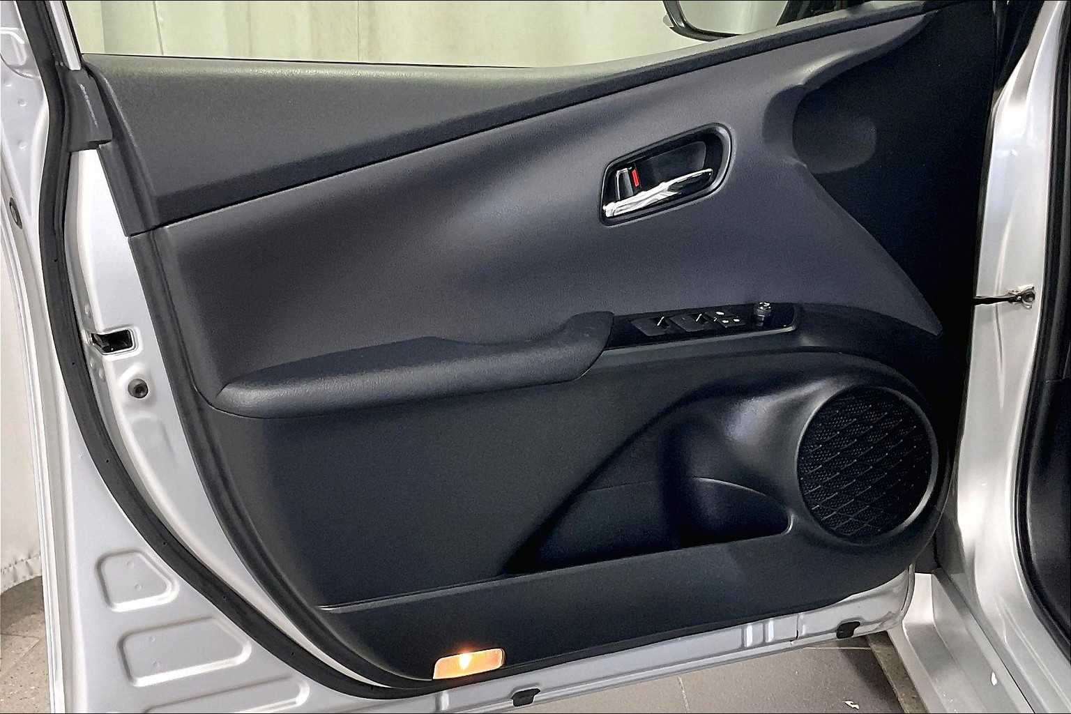 2022 Toyota Prius LE - Photo 9