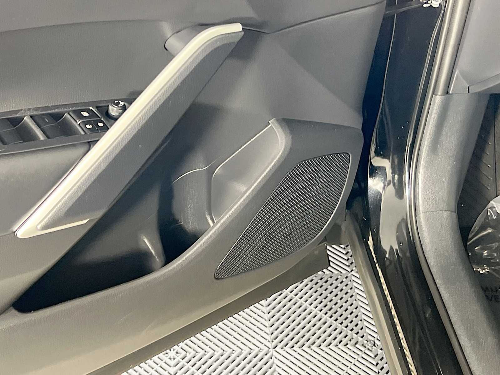 2023 Toyota Corolla Cross LE - Photo 18