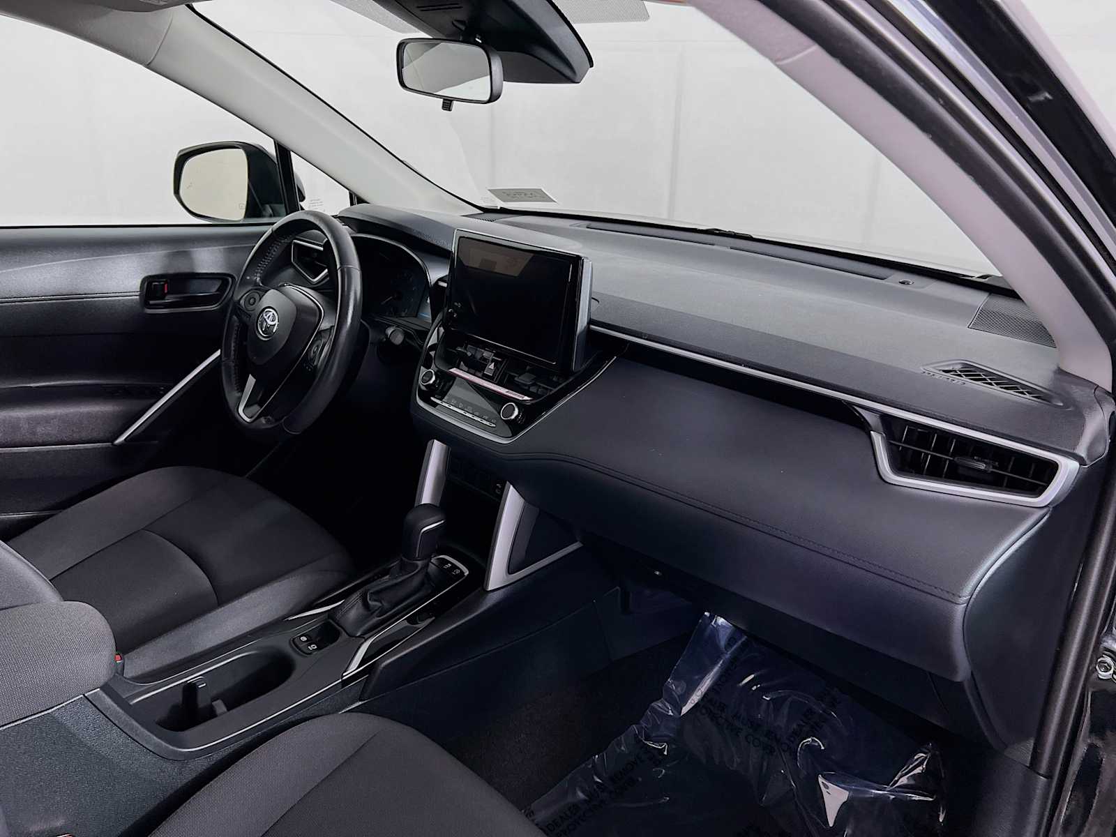 2023 Toyota Corolla Cross LE - Photo 28