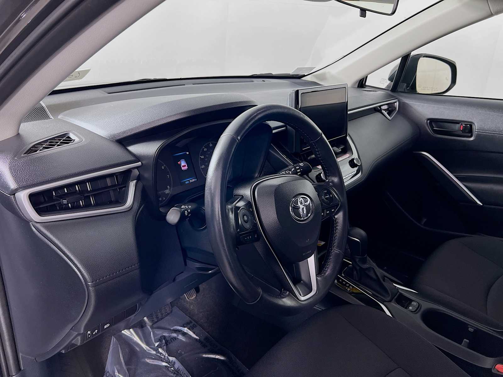 2023 Toyota Corolla Cross LE - Photo 9