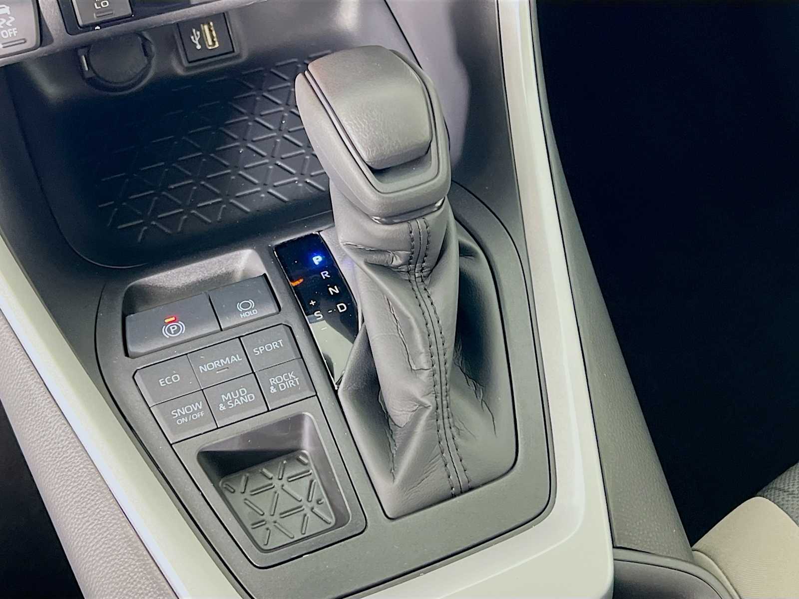 2025 Toyota RAV4 XLE - Photo 11