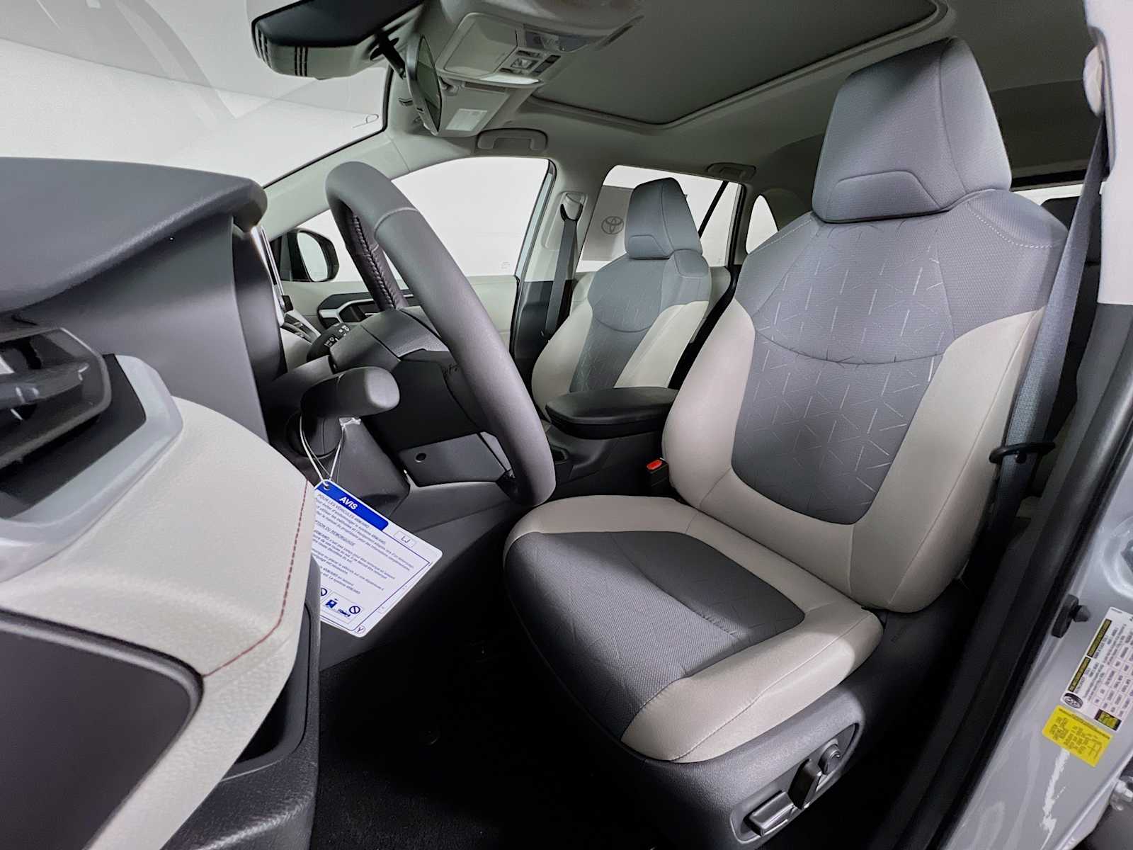 2025 Toyota RAV4 XLE - Photo 12