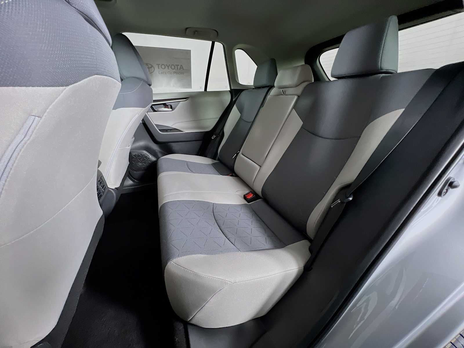 2025 Toyota RAV4 XLE - Photo 13