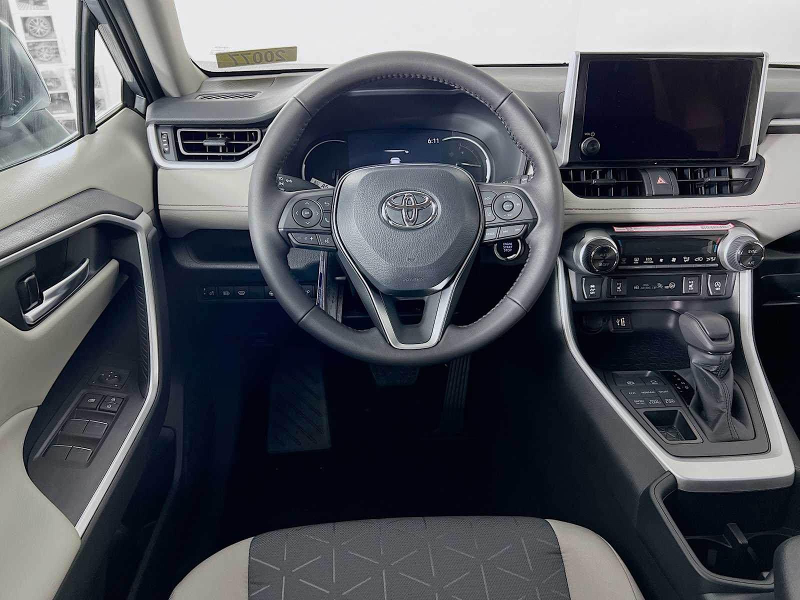 2025 Toyota RAV4 XLE - Photo 15