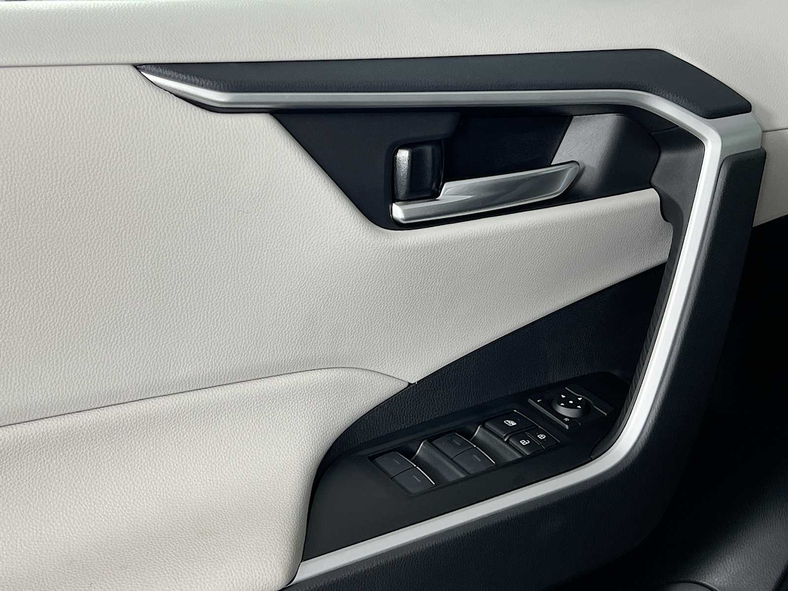 2025 Toyota RAV4 XLE - Photo 16