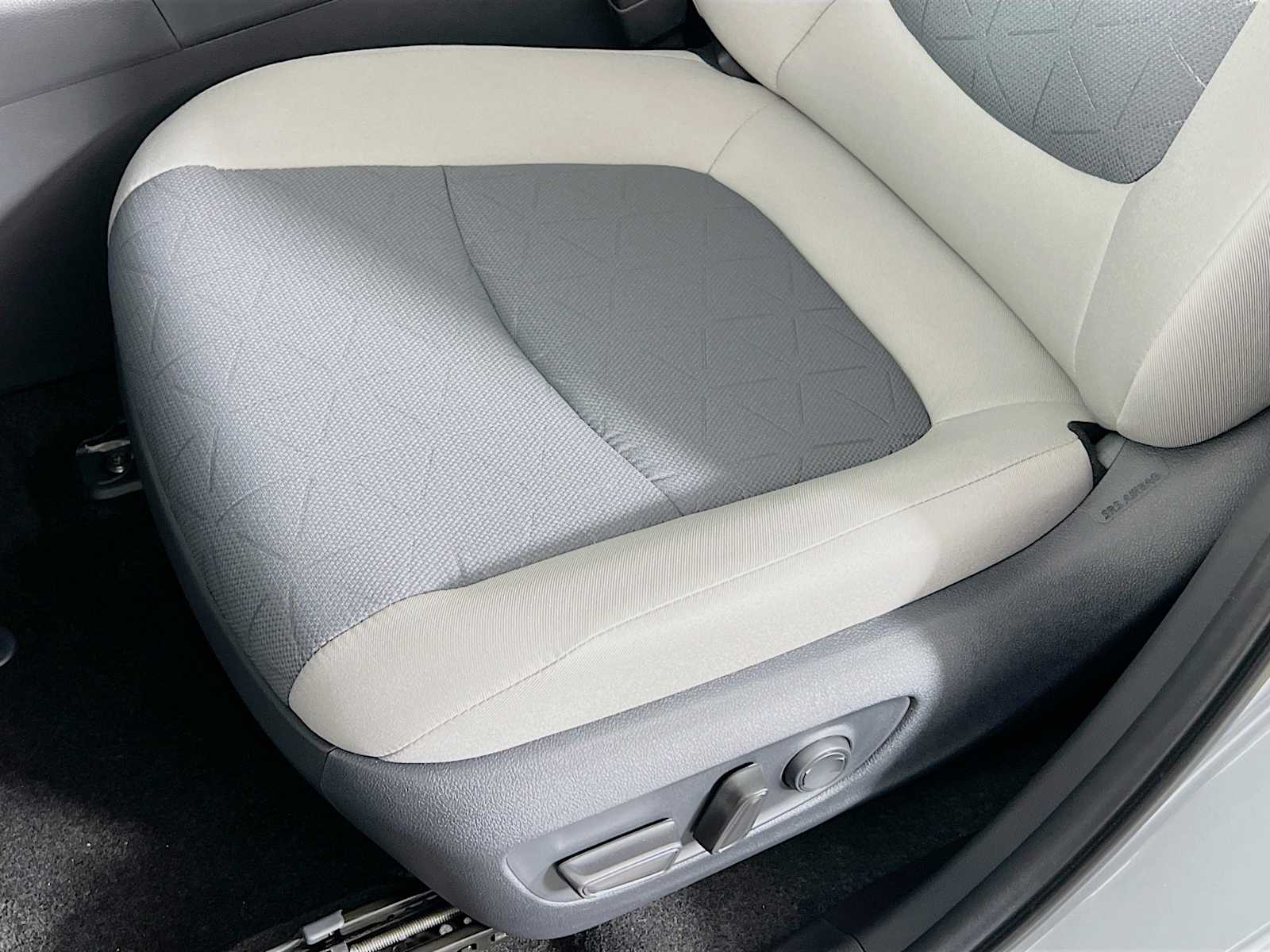 2025 Toyota RAV4 XLE - Photo 17