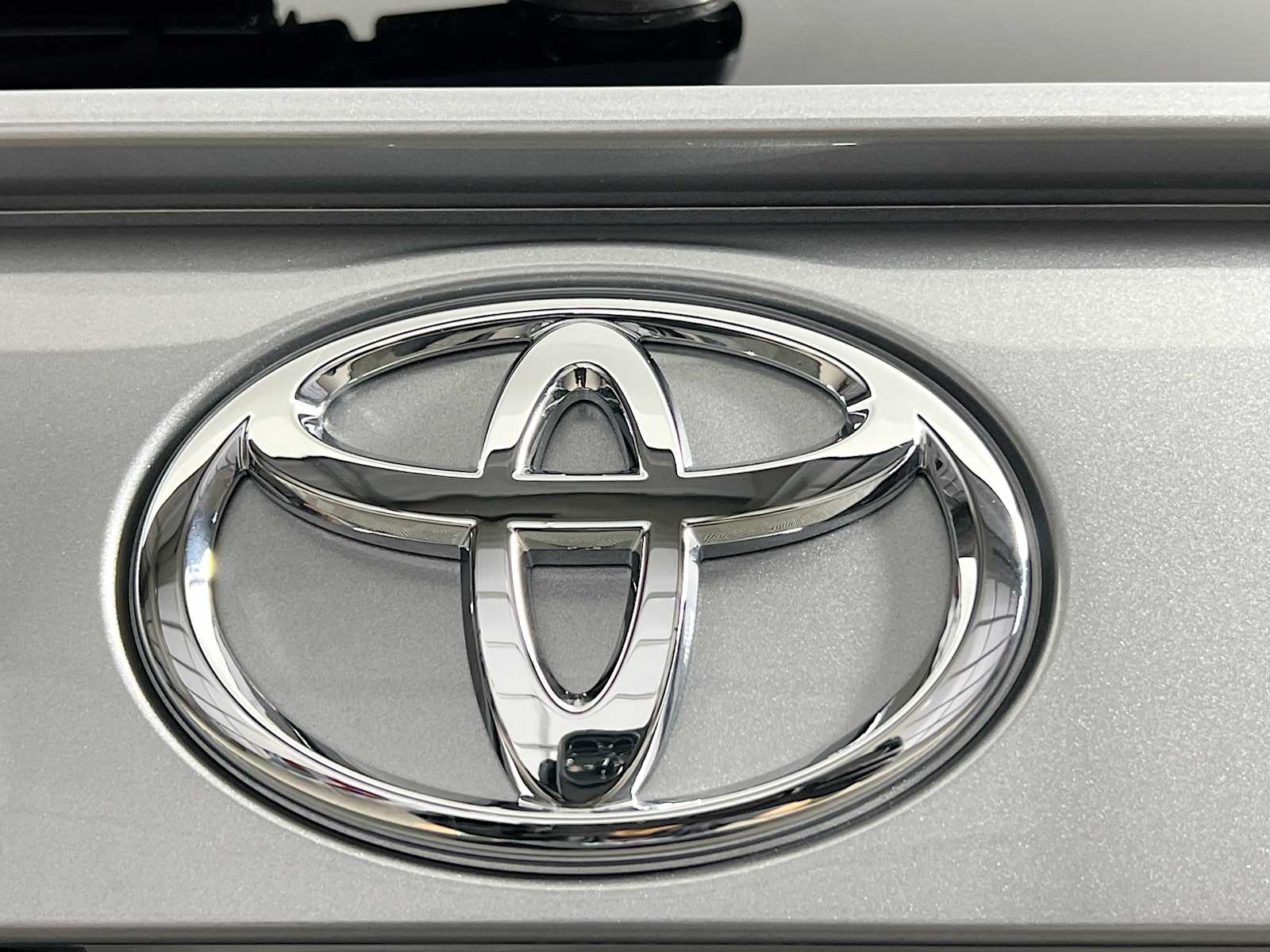 2025 Toyota RAV4 XLE - Photo 18