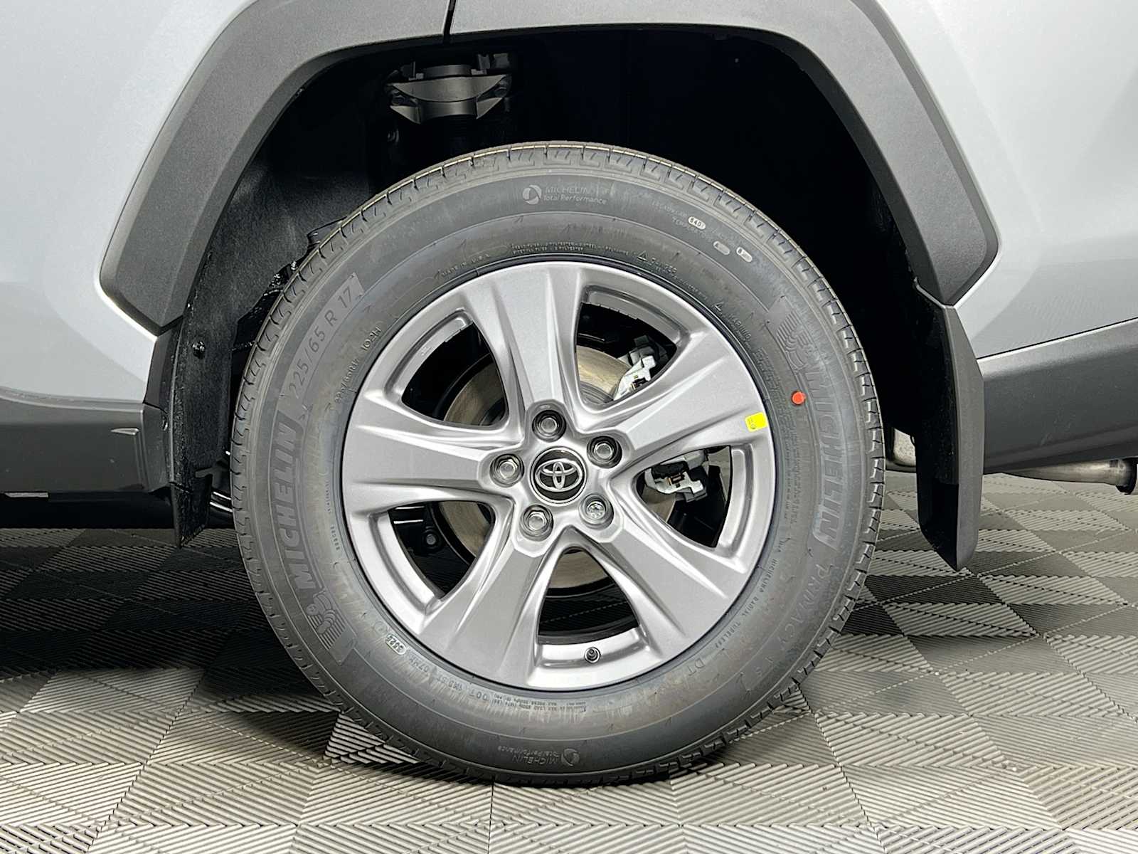 2025 Toyota RAV4 XLE - Photo 19
