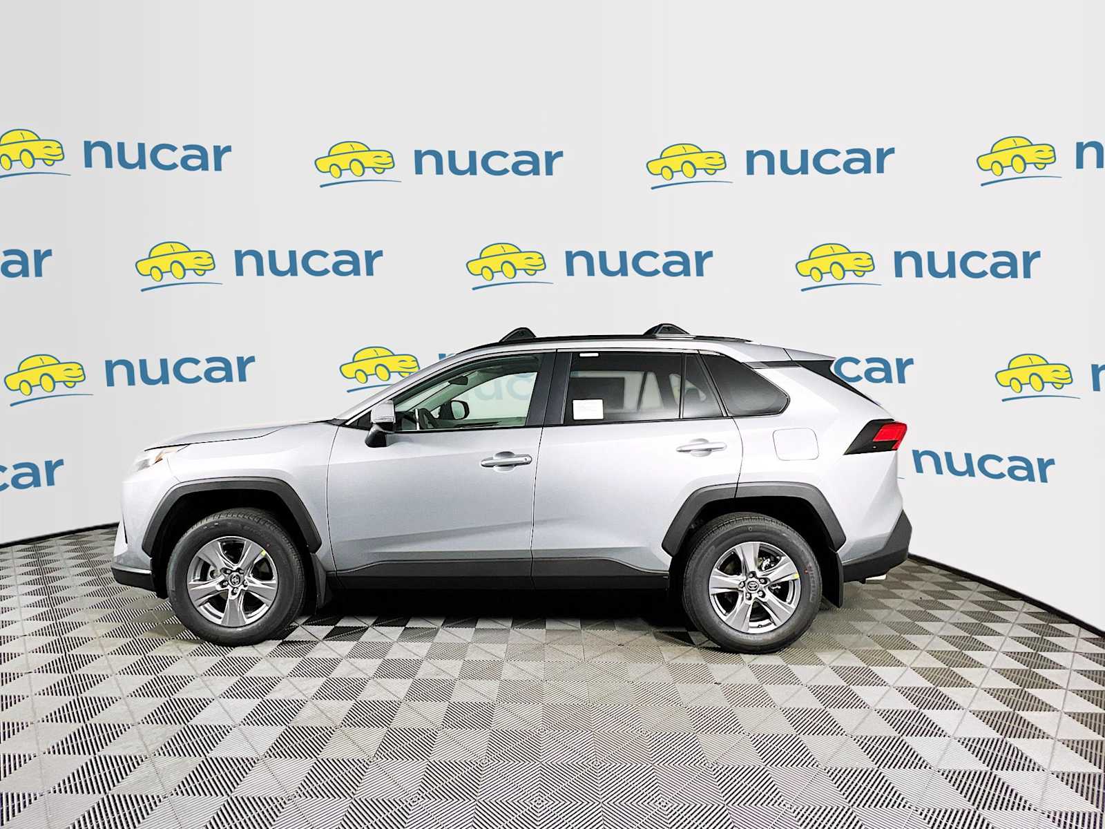 2025 Toyota RAV4 XLE - Photo 3