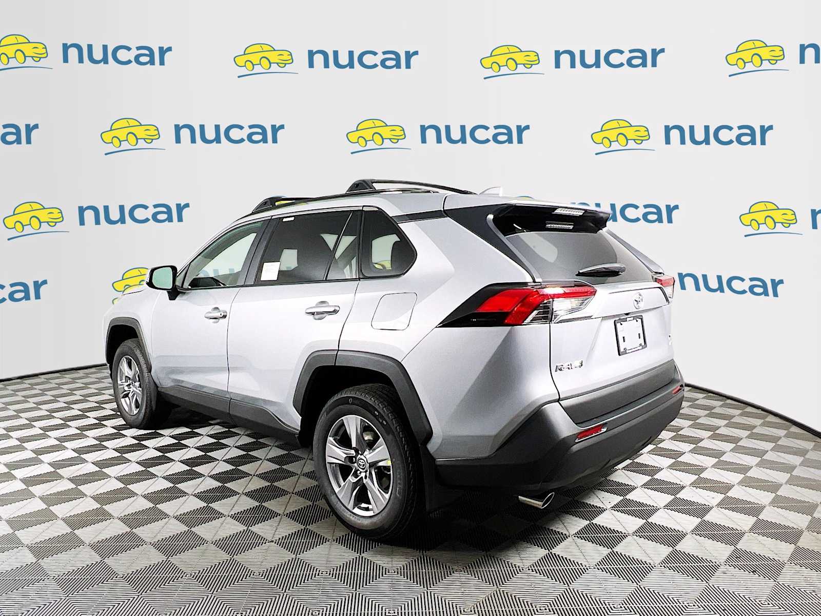 2025 Toyota RAV4 XLE - Photo 4
