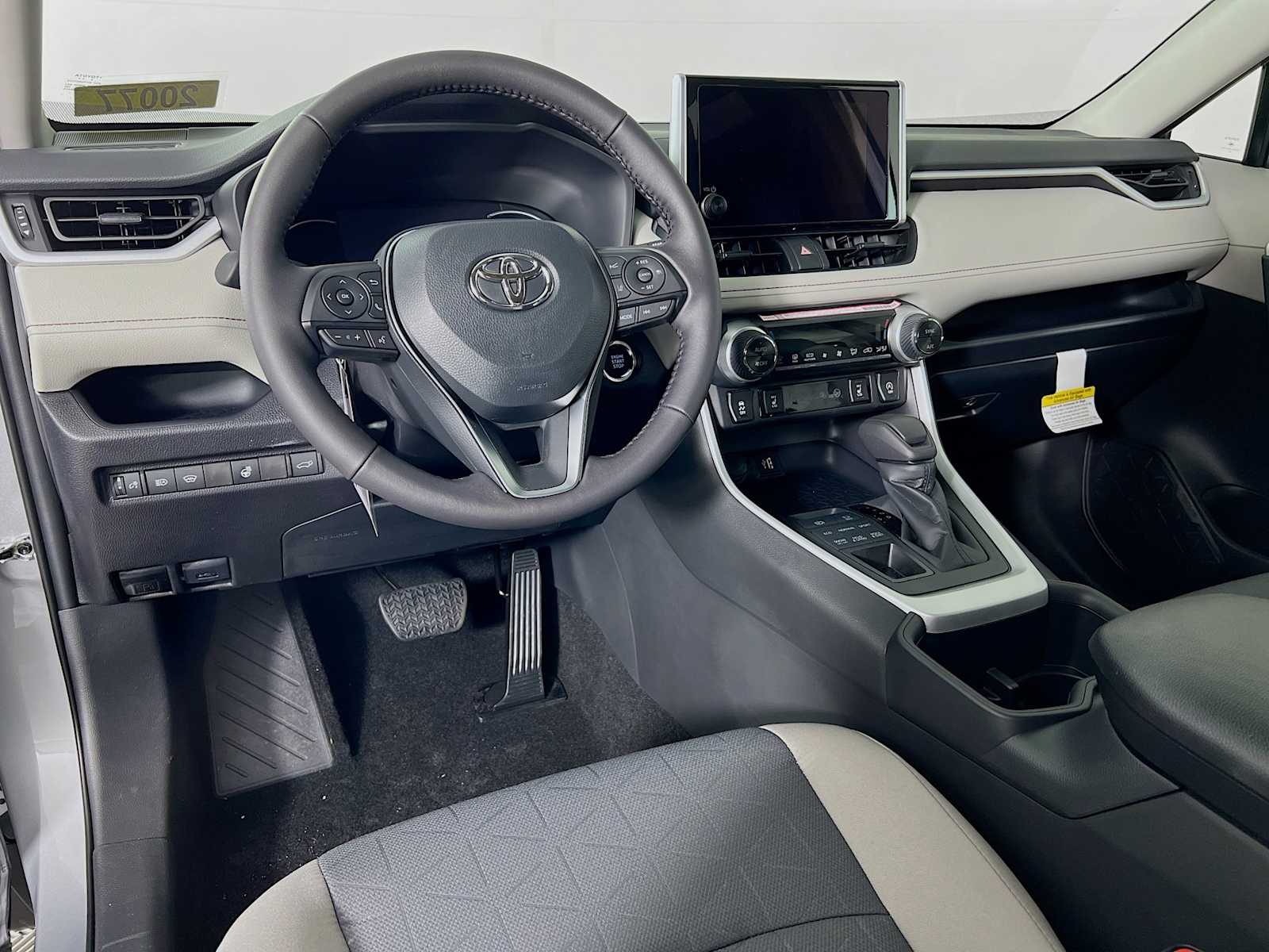 2025 Toyota RAV4 XLE - Photo 6