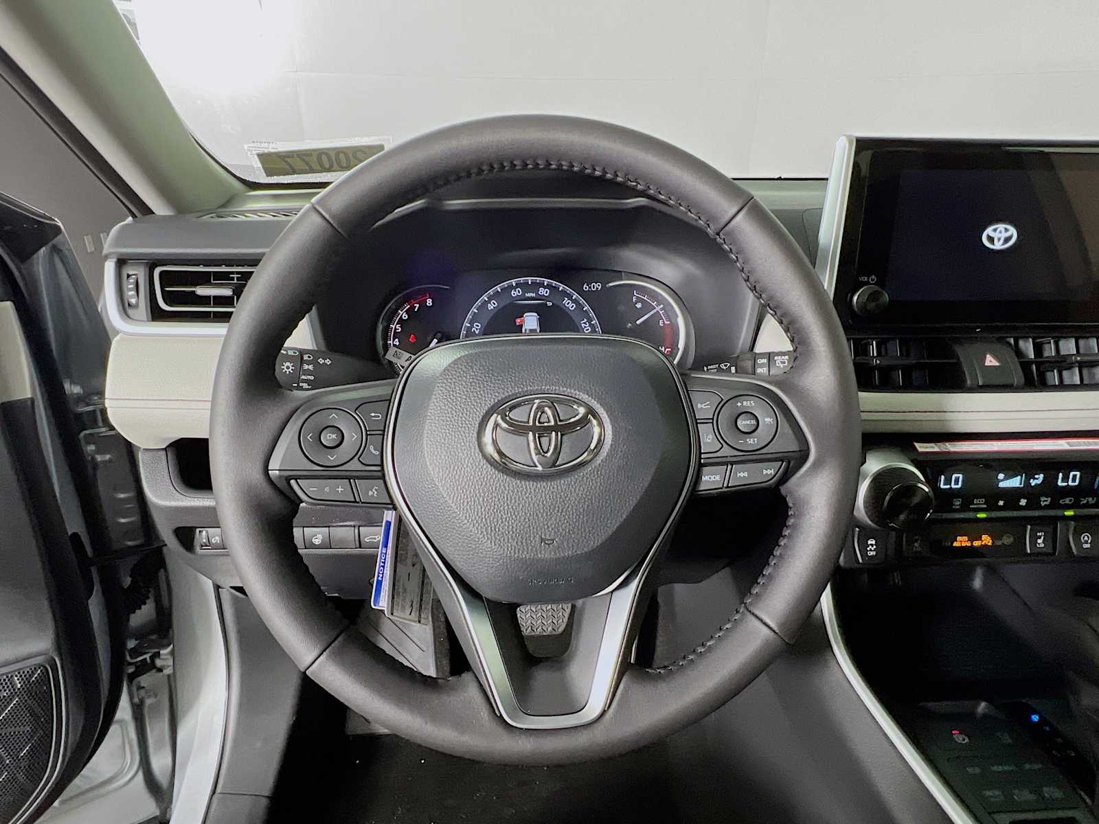 2025 Toyota RAV4 XLE - Photo 7