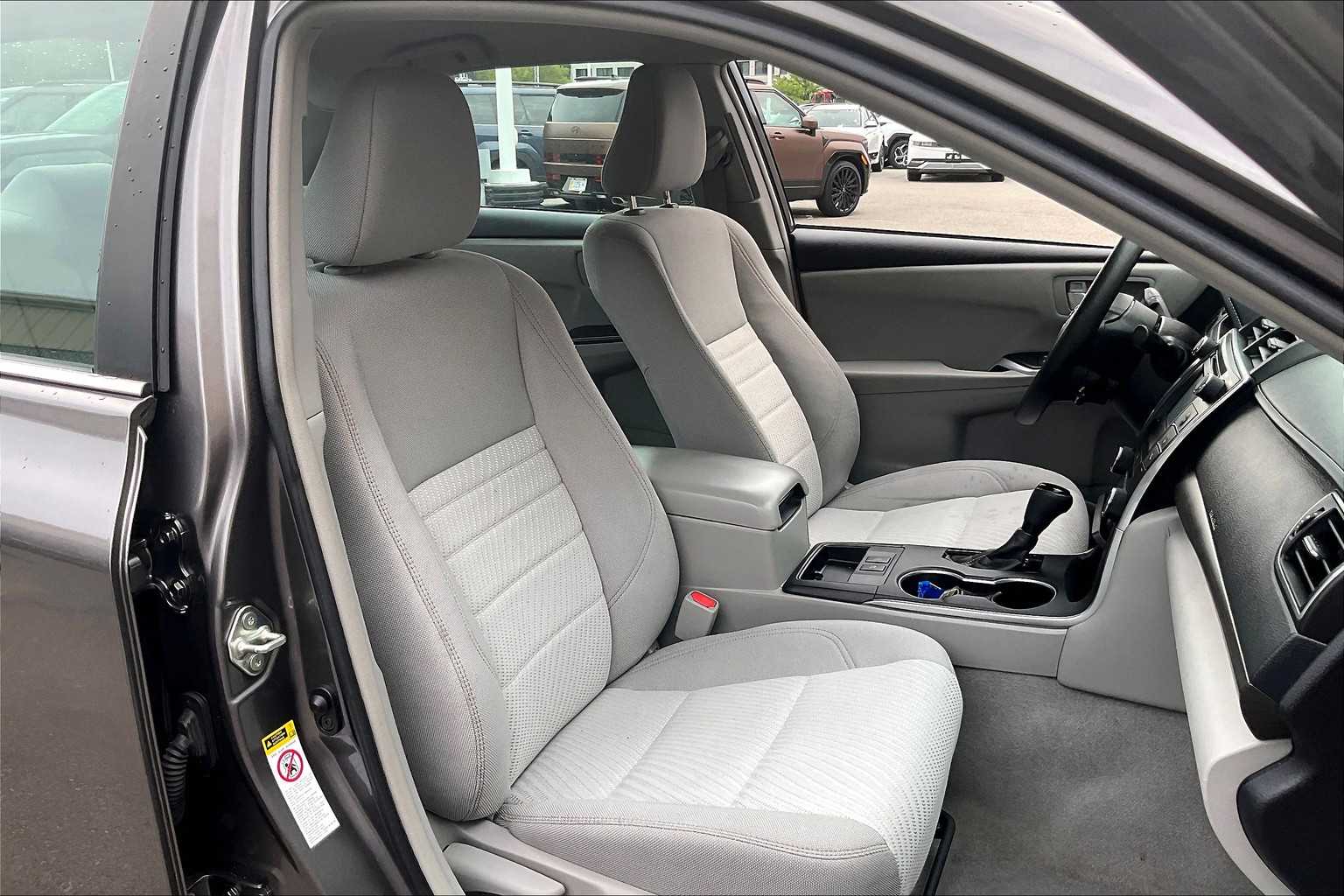 2017 Toyota Camry Hybrid LE - Photo 11