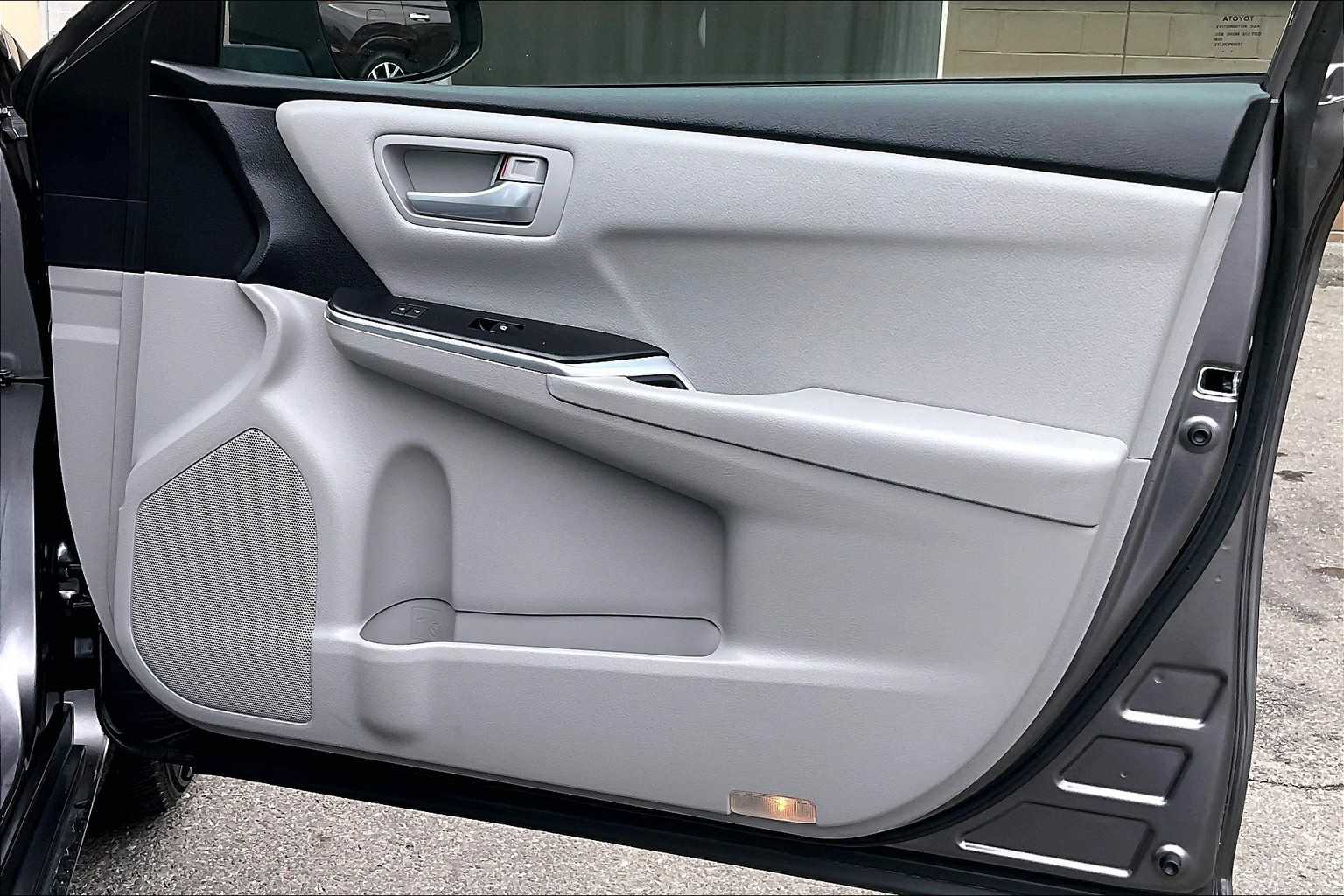 2017 Toyota Camry Hybrid LE - Photo 12